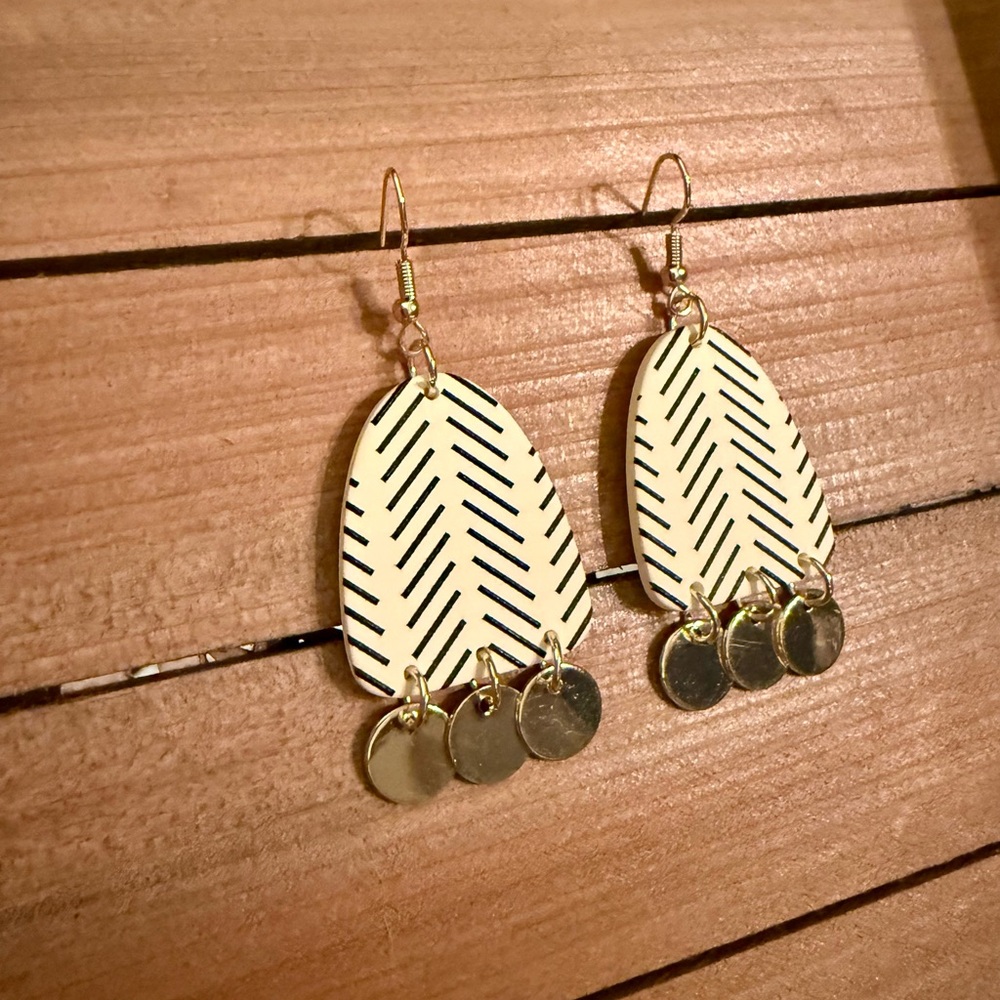 Elegant Gold and Black Patterned Earrings